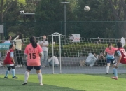 开云体育APP下载-足球比赛中，女球员们勇夺桂冠！