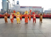 开云体育入口-红色和白色的球队在场上穿梭打出了激烈比赛的简单介绍