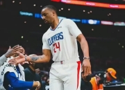 开云平台-雄鹿逆转战胜快船，继续领跑东部