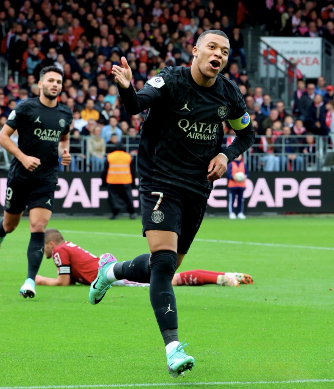 包含巴黎圣日耳曼主场告捷,豪取胜利晋级的词条 包含巴黎圣日耳曼主场告捷,豪取胜利晋级的词条