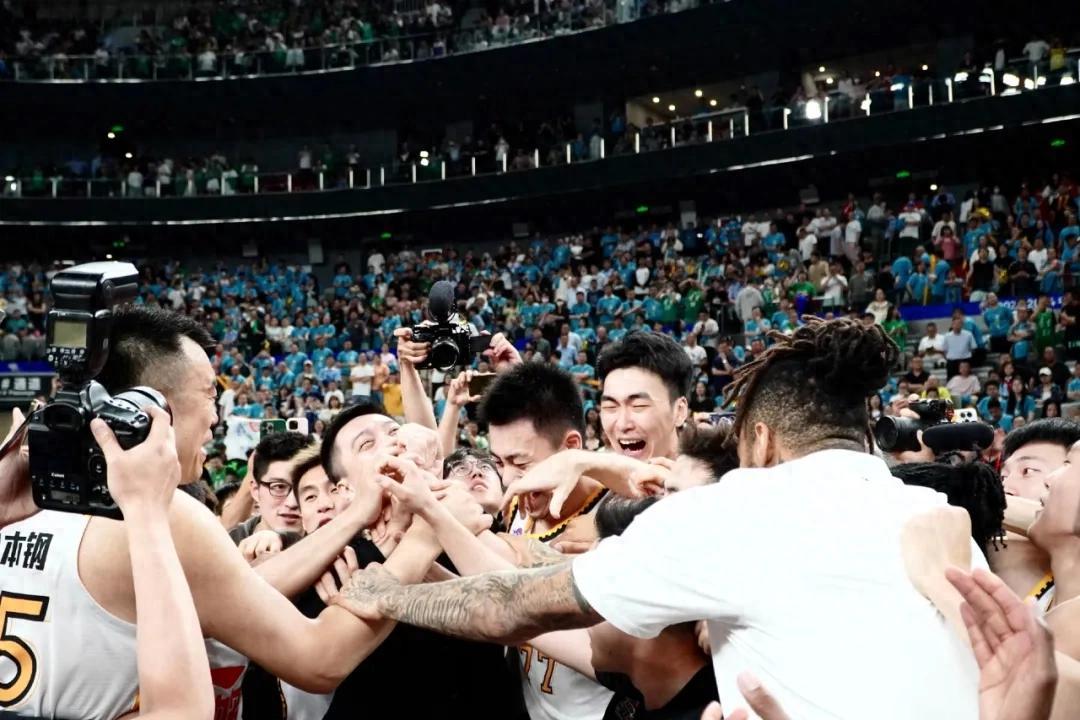 关于河南男篮与辽宁男篮对决，球场激烈氛围高涨的信息