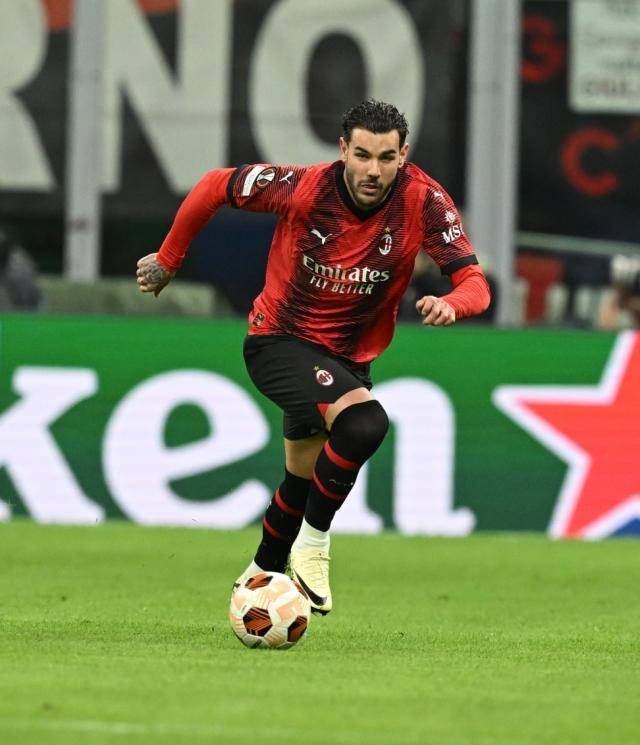 AC米兰客场爆冷被萨索洛逼平，保住榜首位置的简单介绍