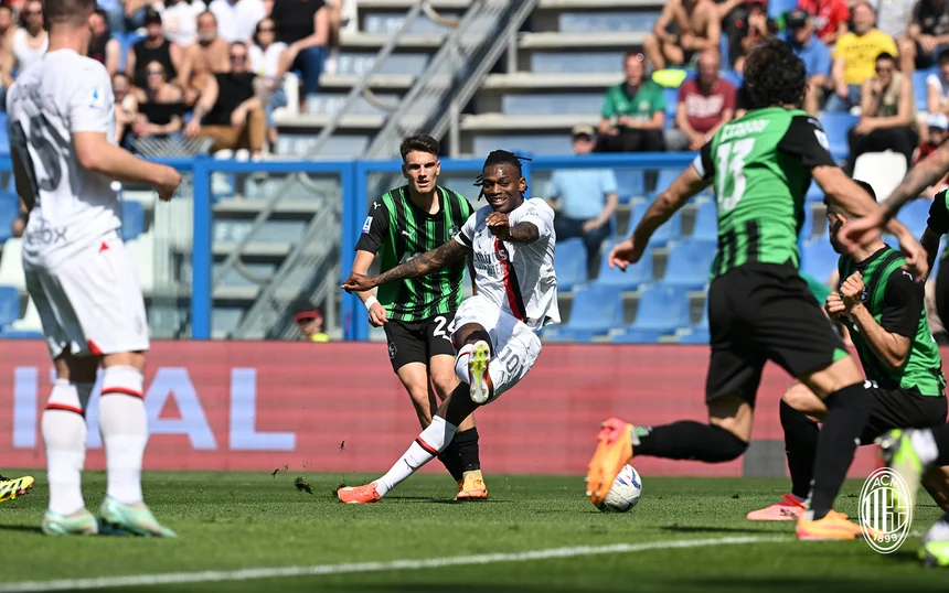 AC米兰客场爆冷被萨索洛逼平，保住榜首位置的简单介绍