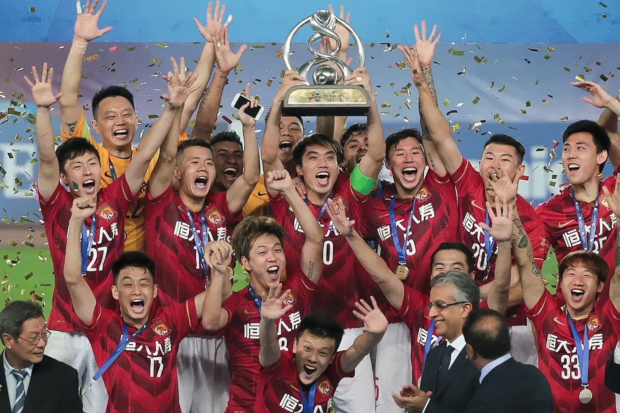 包含球队冠军较量激烈,球员拼尽全力争夺奖杯的词条 包含球队冠军较量激烈,球员拼尽全力争夺奖杯的词条