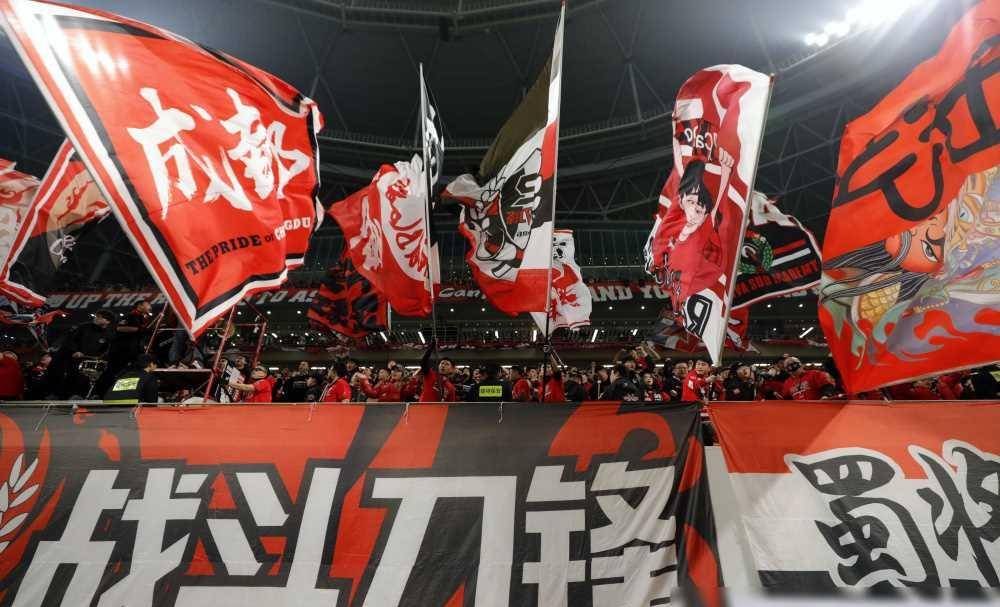 足球比赛即将上演，球员们为胜利而拼搏