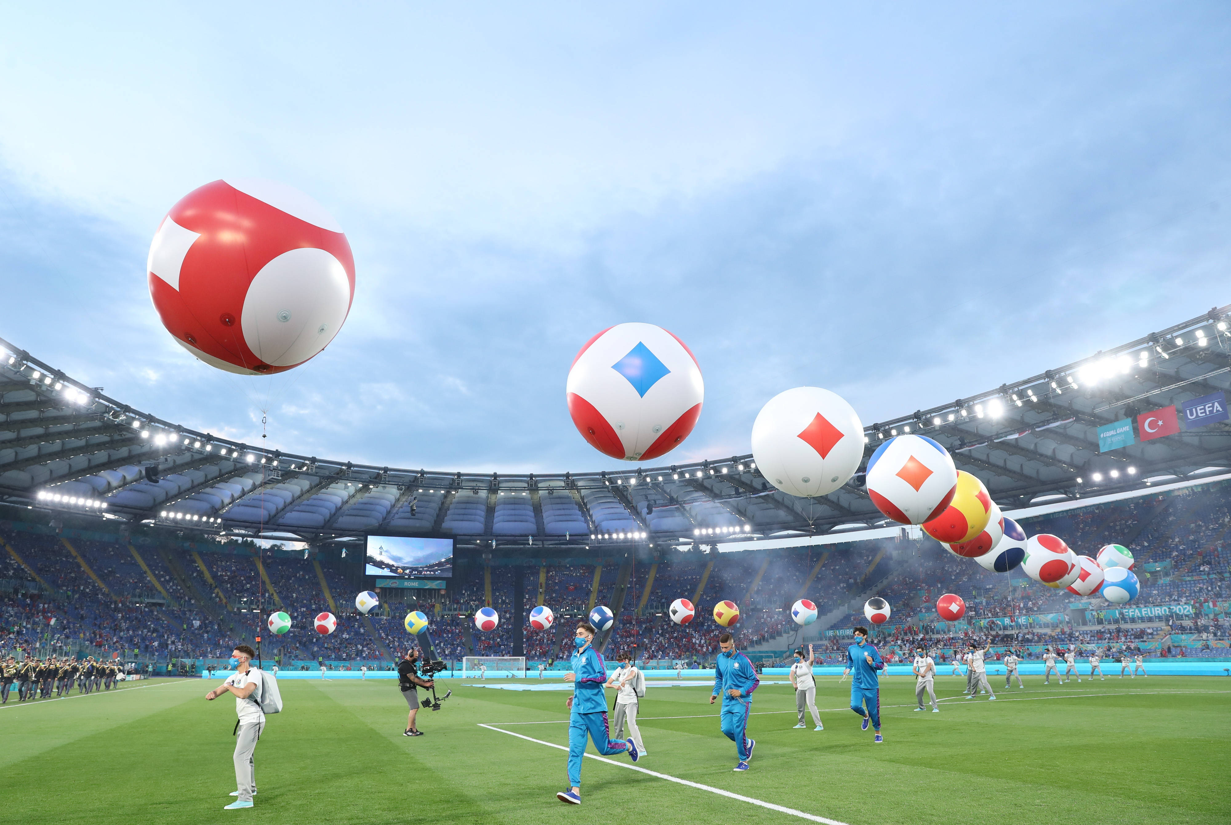 足球比赛即将上演，球员们为胜利而拼搏