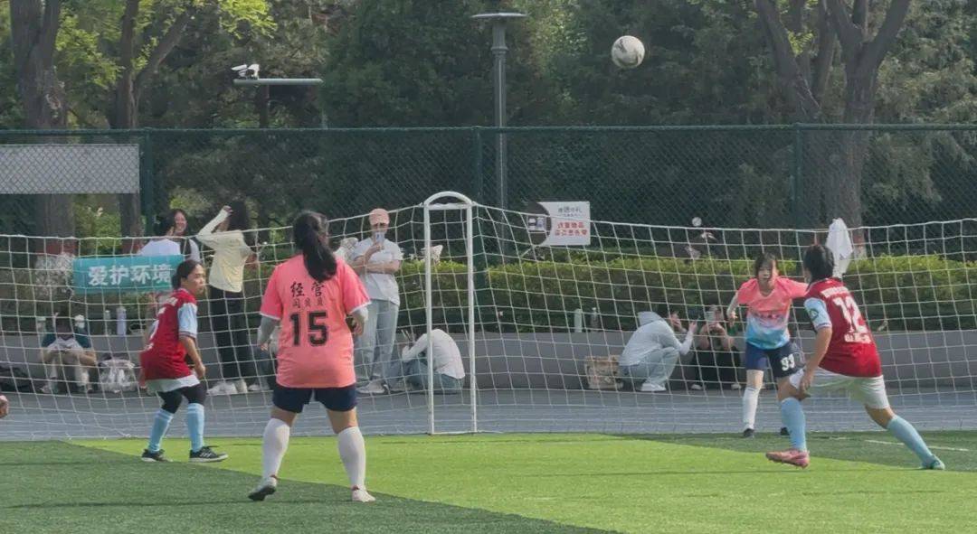 足球比赛中,女球员们勇夺桂冠! 足球比赛中,女球员们勇夺桂冠!