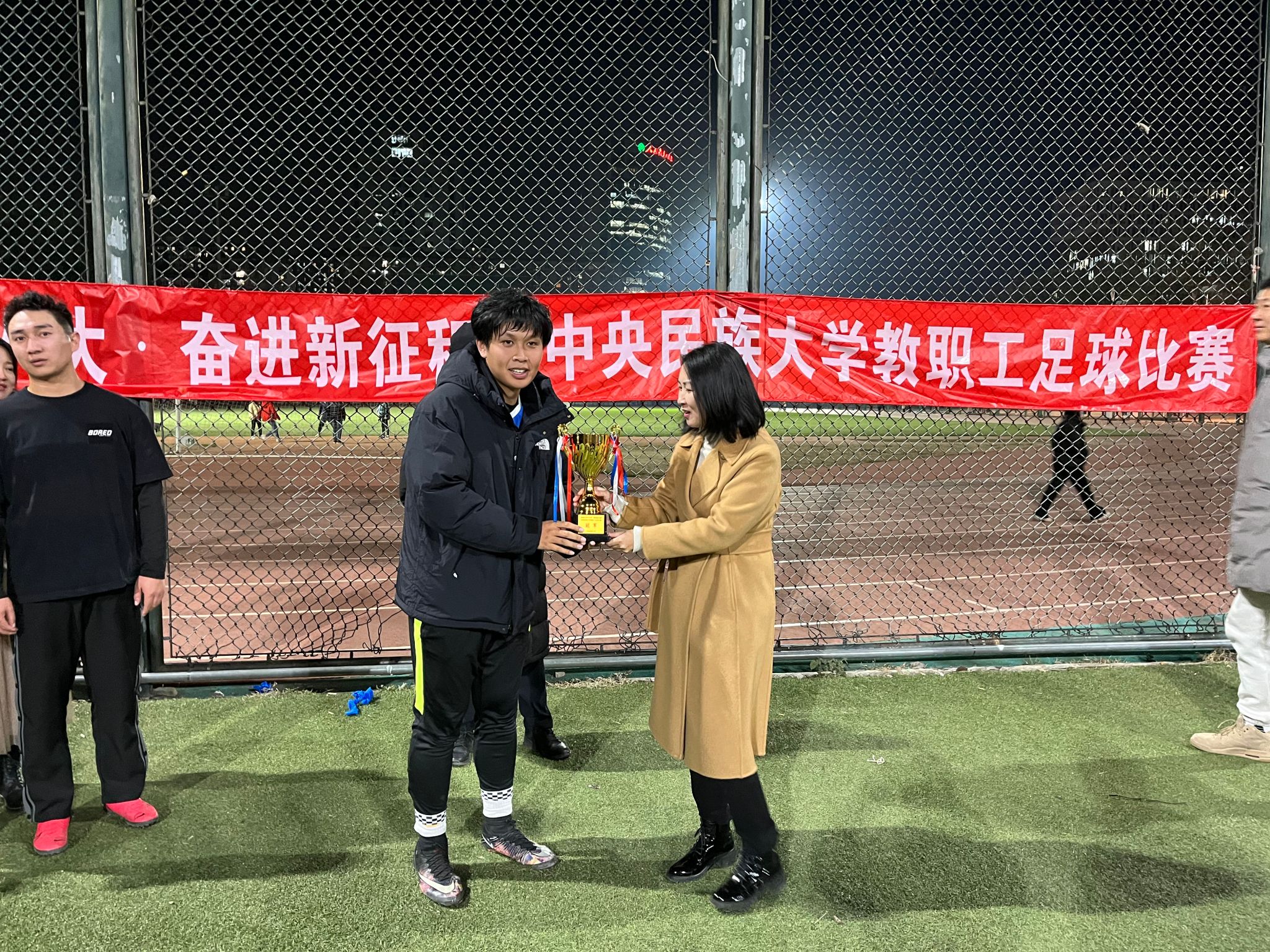 足球比赛中,女球员们勇夺桂冠! 足球比赛中,女球员们勇夺桂冠!