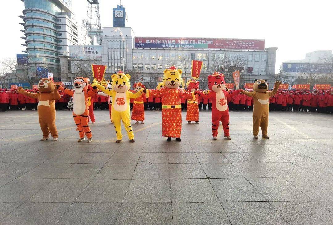 红色和白色的球队在场上穿梭打出了激烈比赛的简单介绍