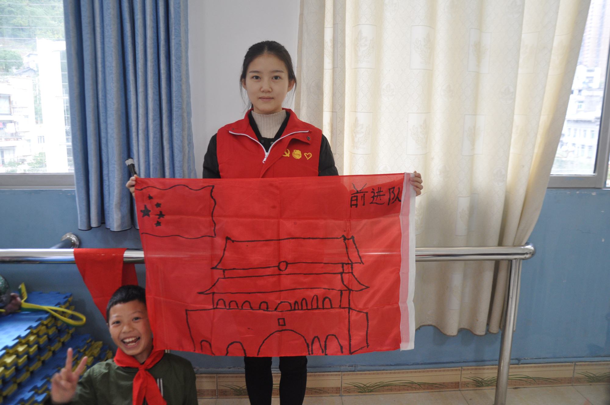 红色和白色的球队在场上穿梭打出了激烈比赛的简单介绍