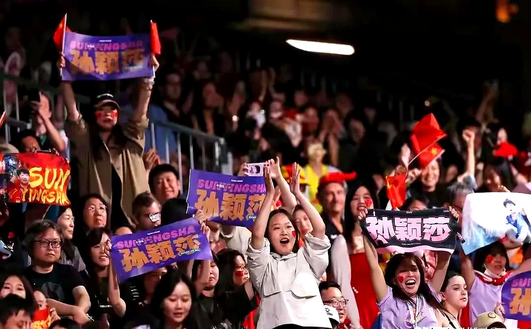 激动人心的比赛引发了观众的热烈反响 激动人心的比赛引发了观众的热烈反响