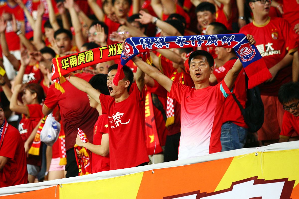 激动人心的比赛引发了观众的热烈反响 激动人心的比赛引发了观众的热烈反响