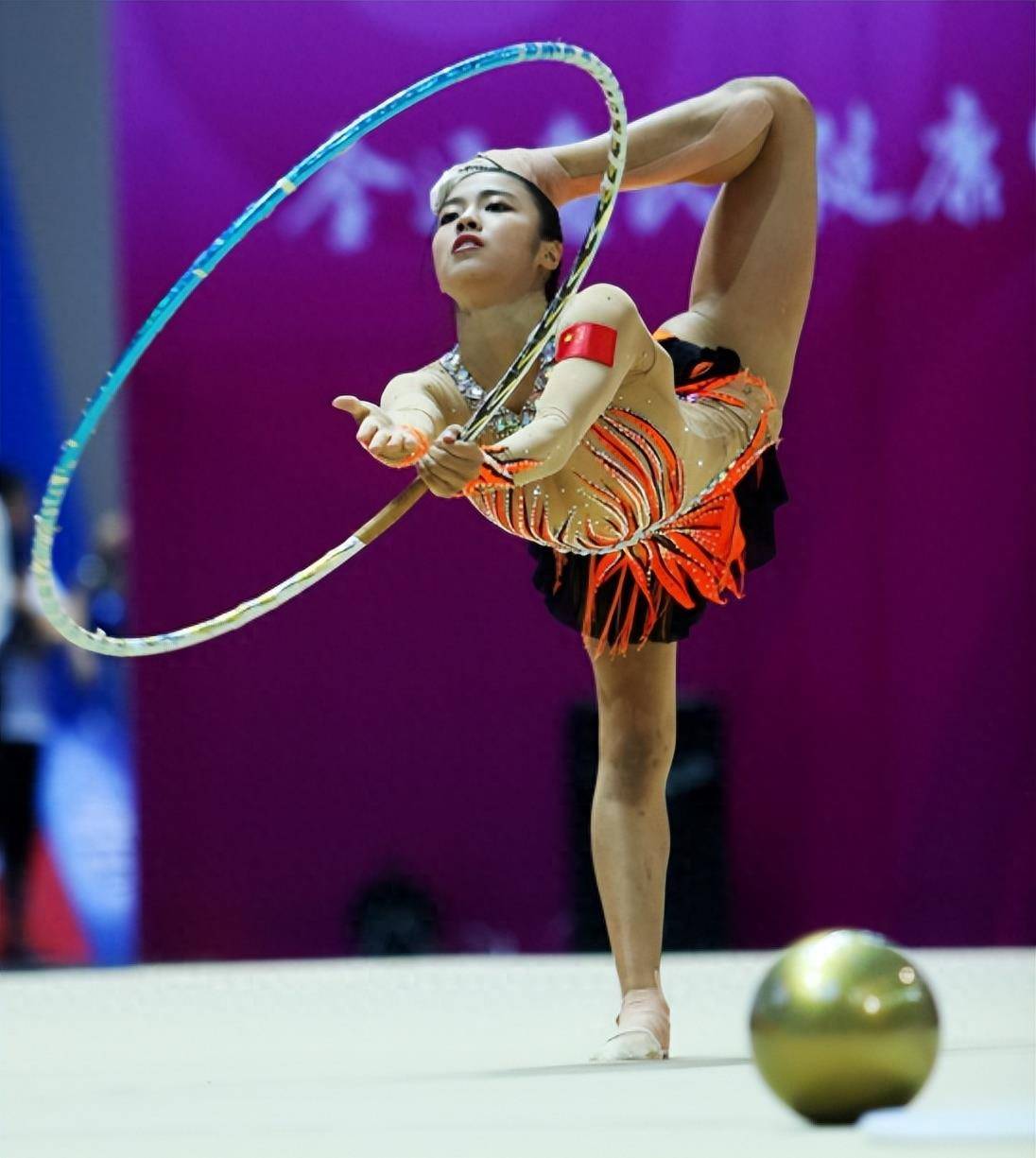 包含体操冠军表演赢得加分,观众起立尖叫喝彩的词条 包含体操冠军表演赢得加分,观众起立尖叫喝彩的词条