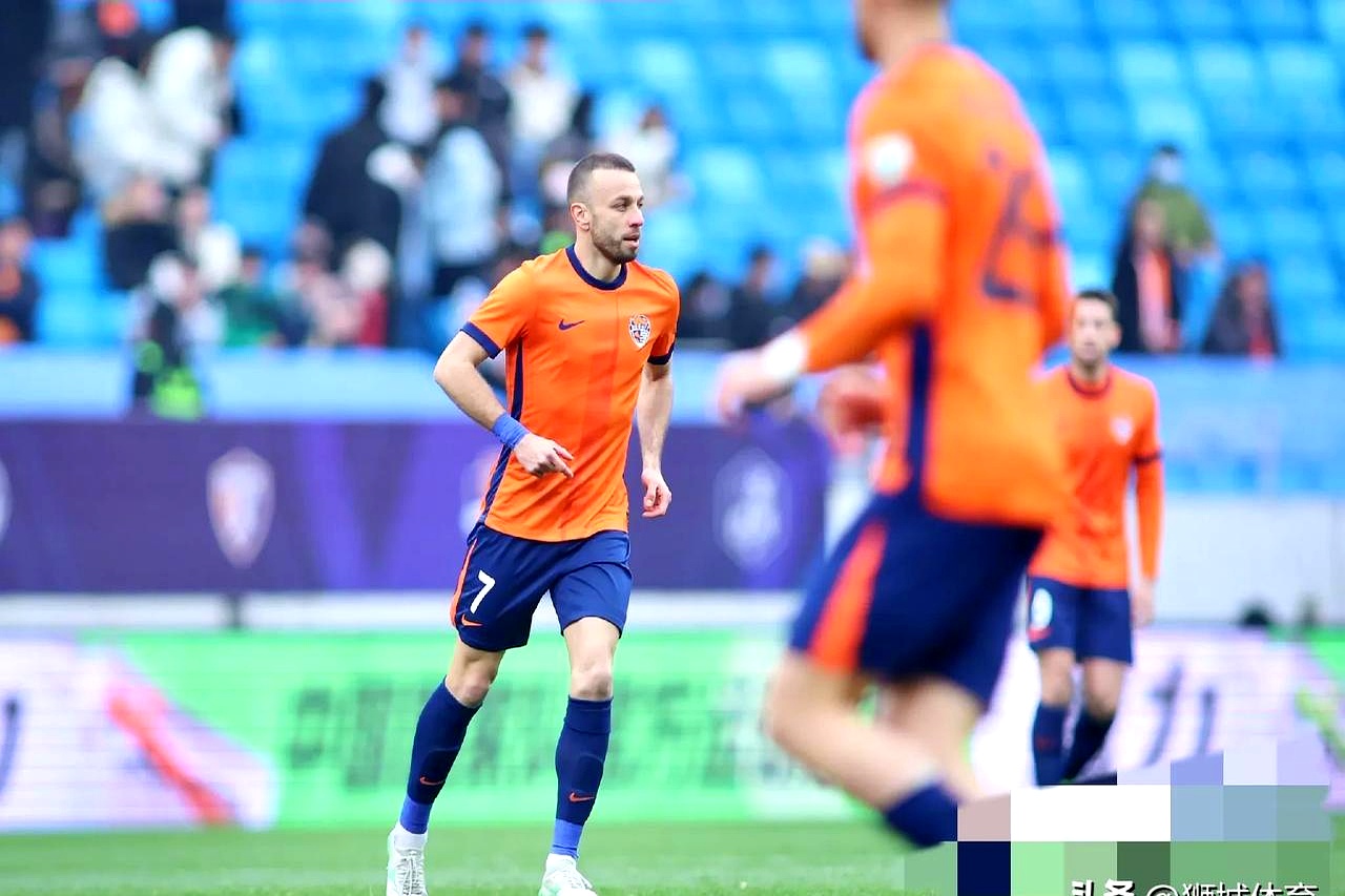 球迷热议球队表现,国际体育界瞩目追随的简单介绍 球迷热议球队表现,国际体育界瞩目追随的简单介绍