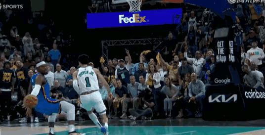 篮球赛事中勇士战胜对手成功伤退