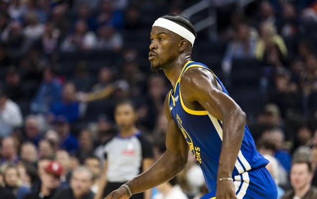 伦敦举行篮球比赛，勇士表现激烈