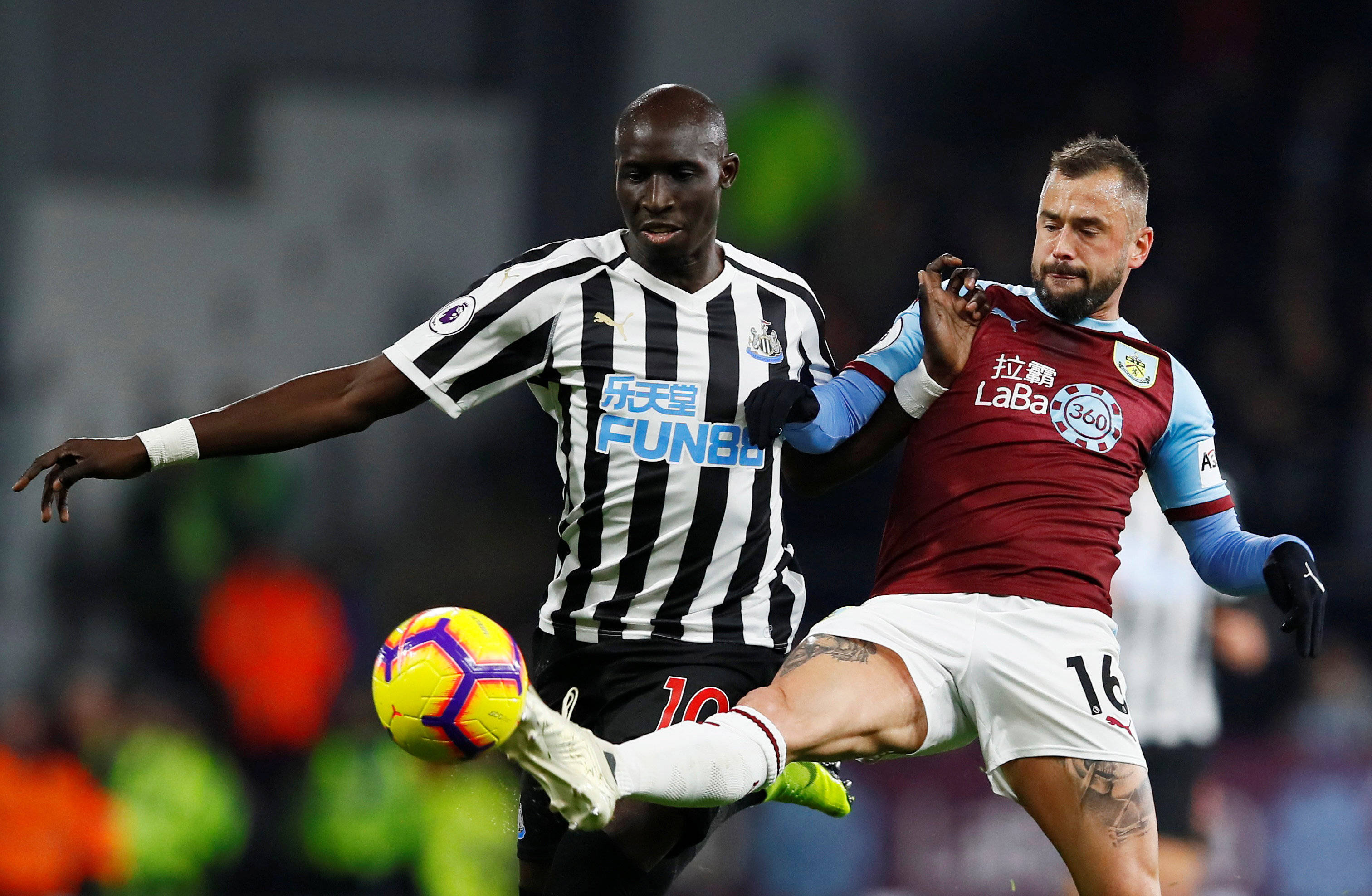 纽卡斯尔联队主教练领导球队赢得胜利