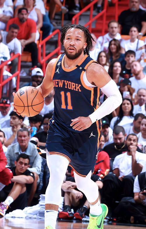 尼克斯队在客场获胜,士气高涨 尼克斯队在客场获胜,士气高涨