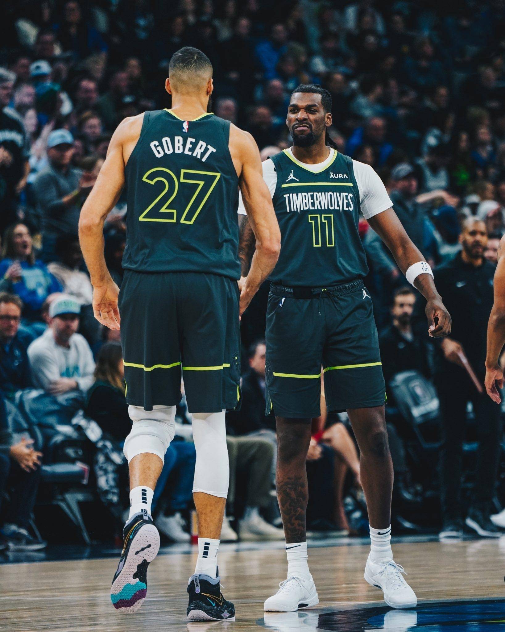 马刺球员受伤退场,球队遭遇连败 马刺球员受伤退场,球队遭遇连败