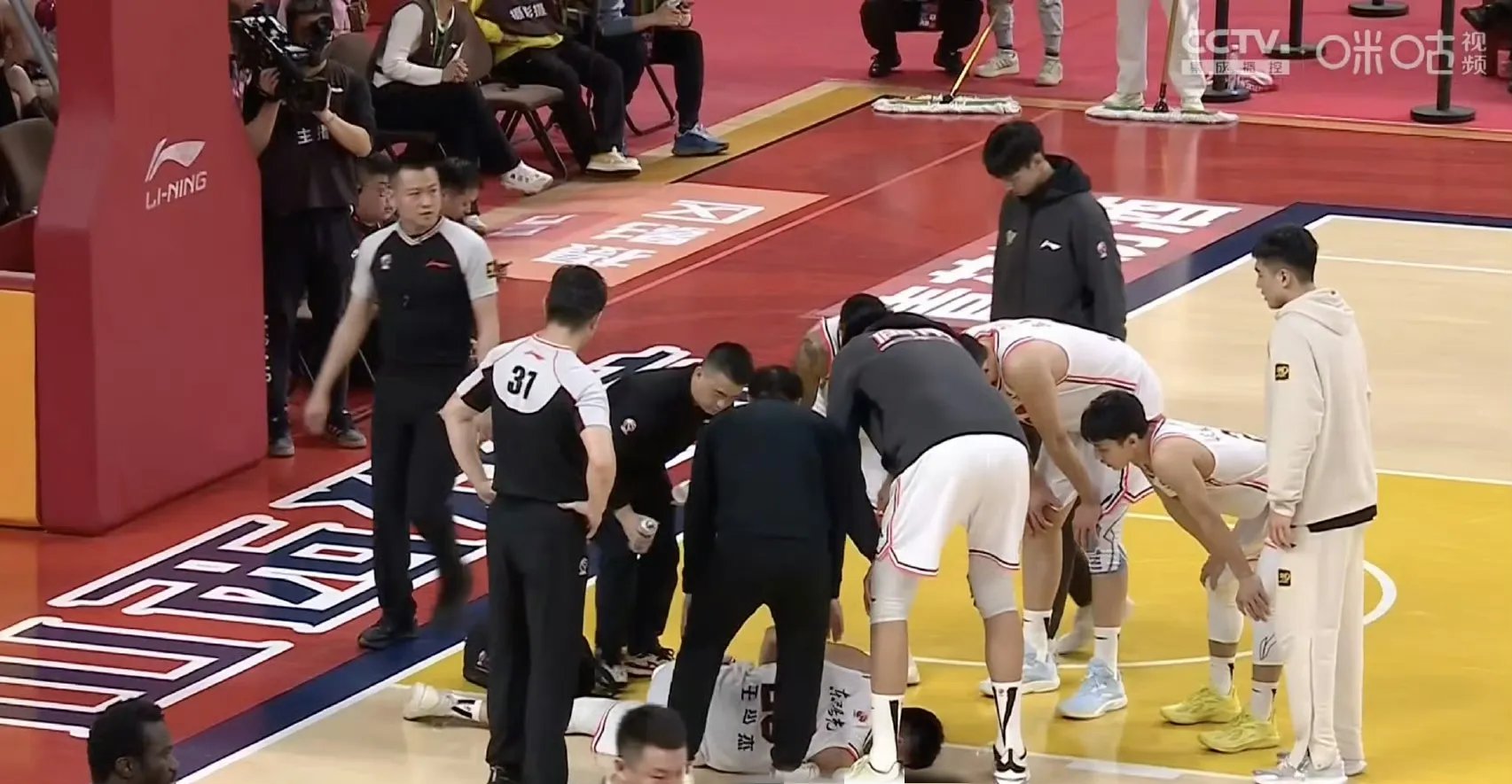 篮球场上的较量充满激情与荣耀 篮球场上的较量充满激情与荣耀