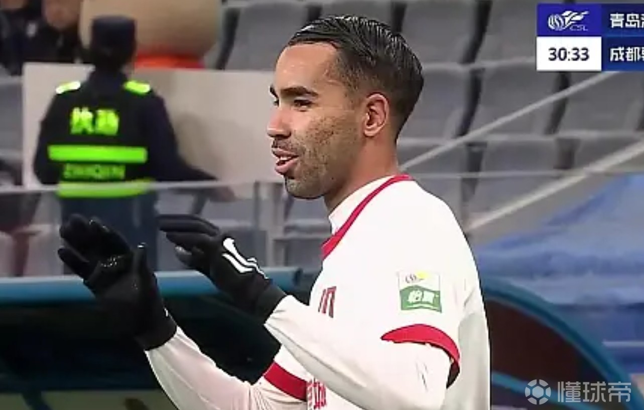 比赛中球员出色发挥，连续破门得分