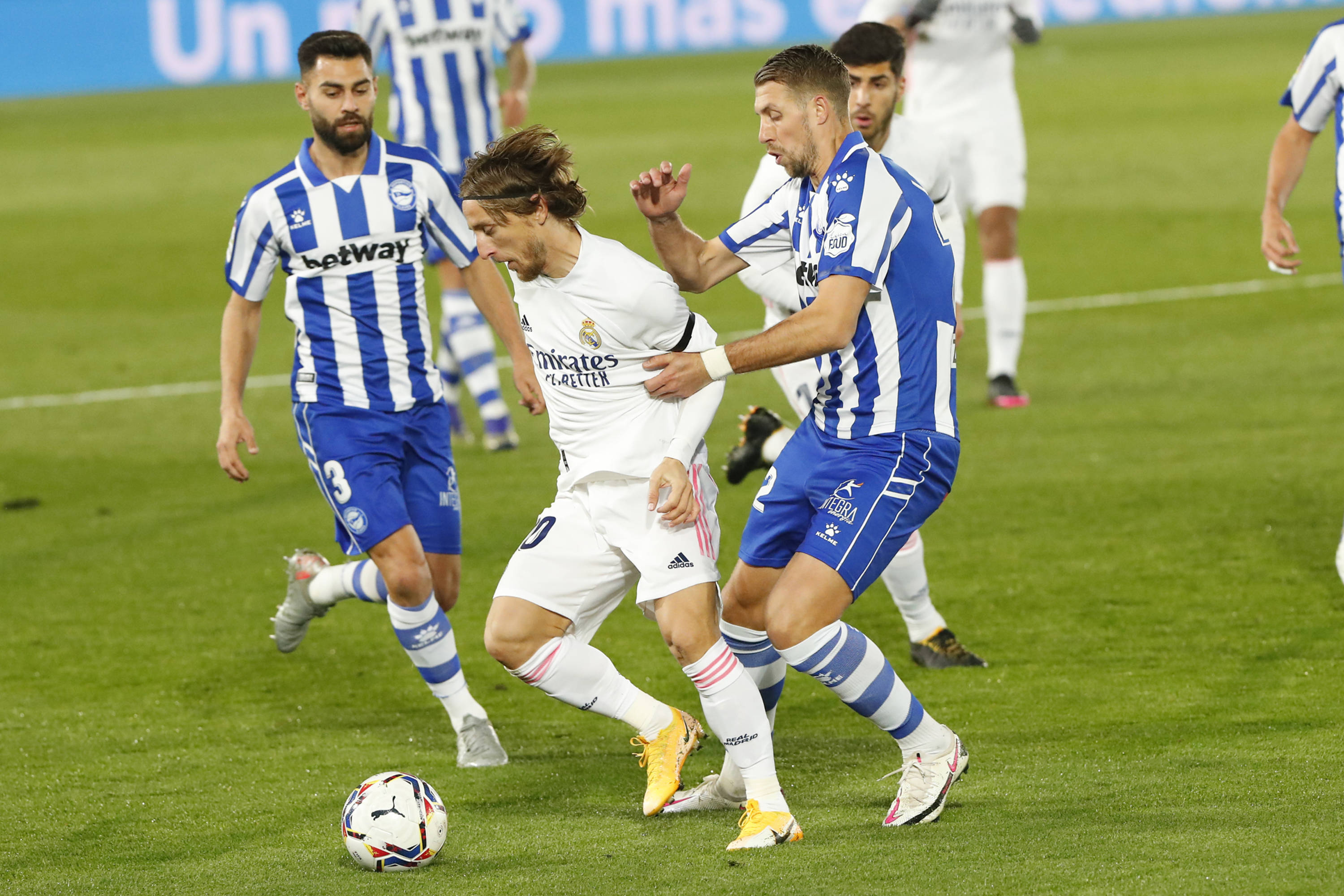 包含赫塔菲客场2-1战胜皇家社会的词条