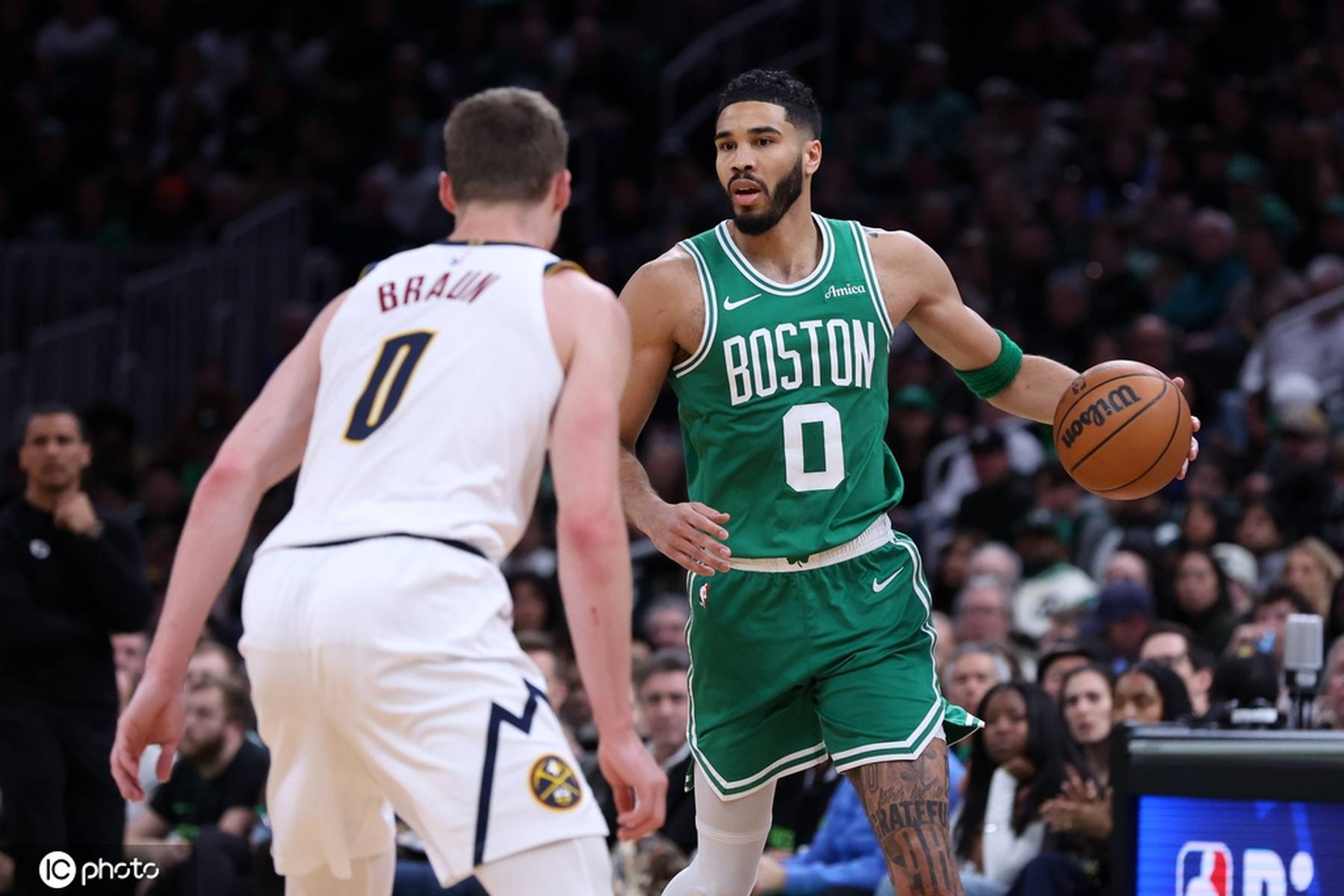 关于凯尔特人大胜开拓者，全队庆祝士气大增的信息