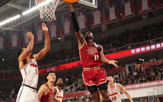 内线悍将制霸篮下，防守端大放异彩的简单介绍