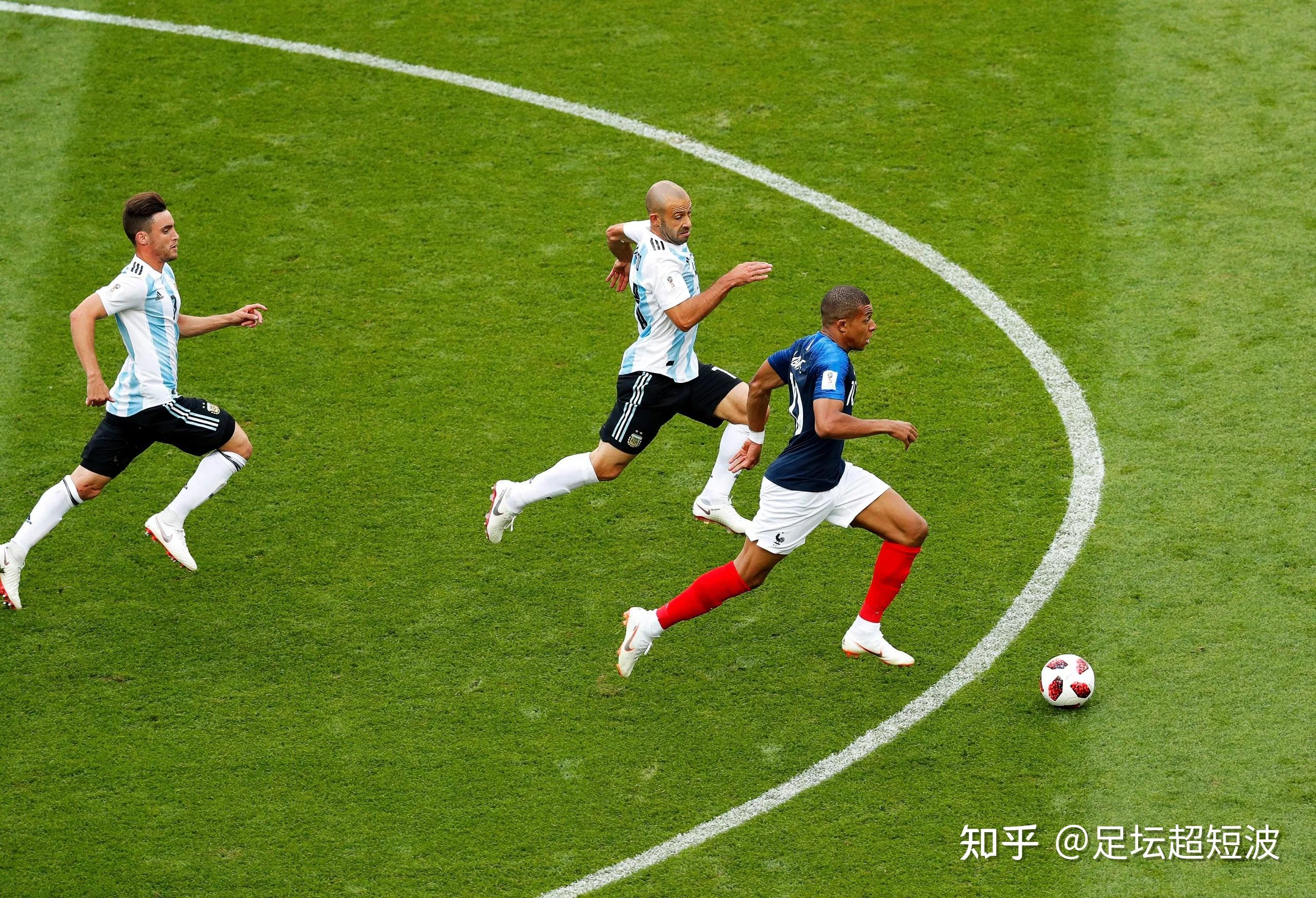 足球比赛中球队的团队合作功不可没的简单介绍