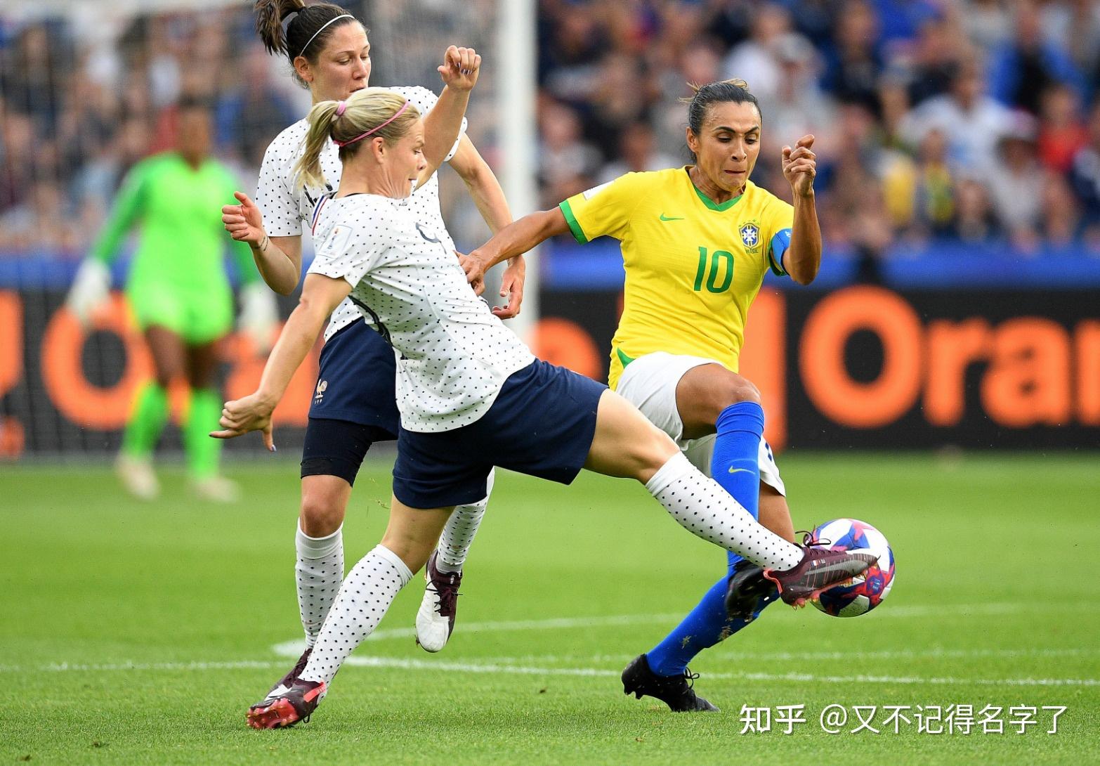 挪威女足队员赛后埋怨主裁判判罚不公