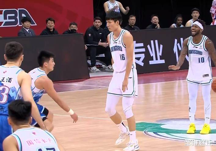 青岛队逆转上海队，克莱统治全场